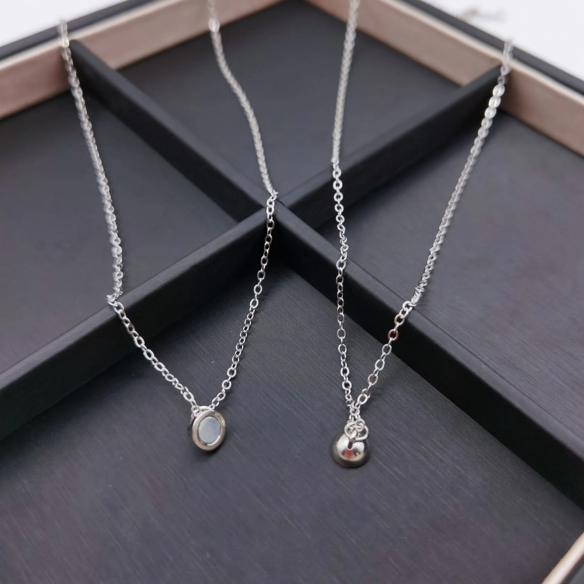 Conjunto de collares magnéticos plateado - Image 3