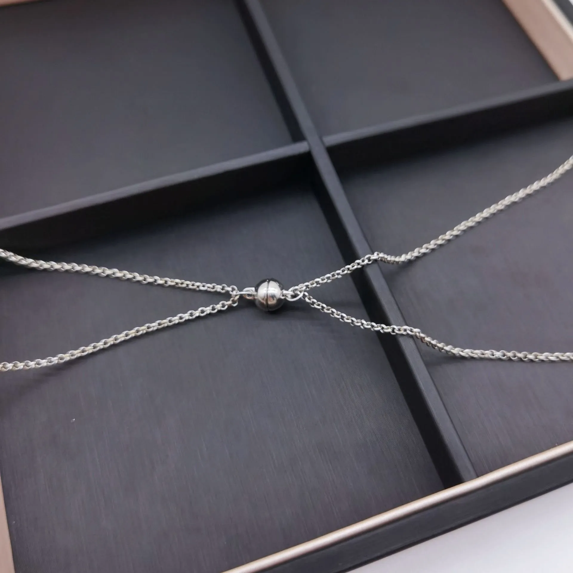 Conjunto de collares magnéticos plateado - Image 4